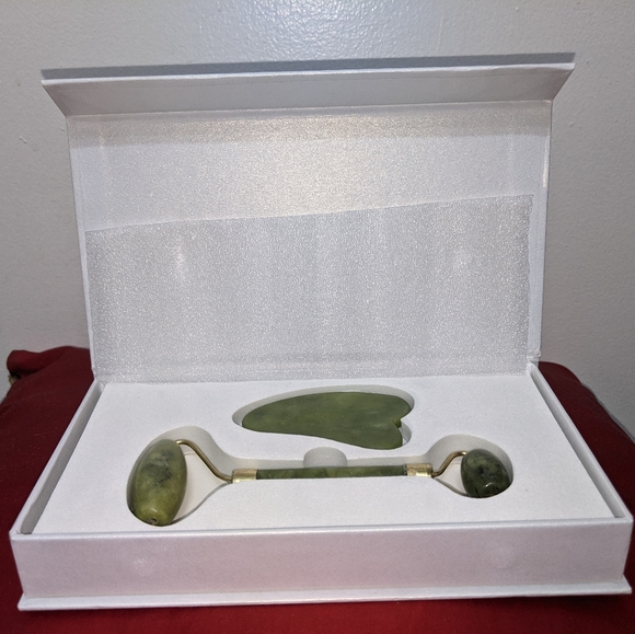 Jade Roller and Gua Sha - Picture 3 of 5